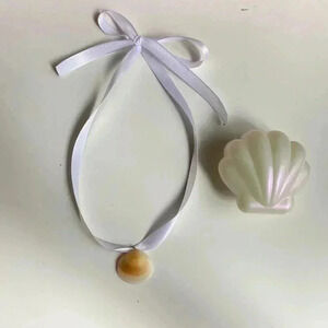 Tan & white ribbon shell choker necklace.